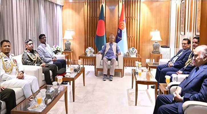 প্রধান উপদেষ্টার সঙ্গে তিন বাহিনীর প্রধানদের সাক্ষাৎ