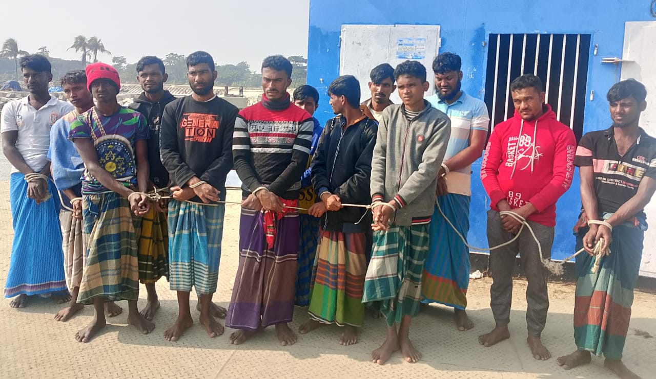 ভোলায় অবৈধ চাইসহ ১৩ জেলে আটক