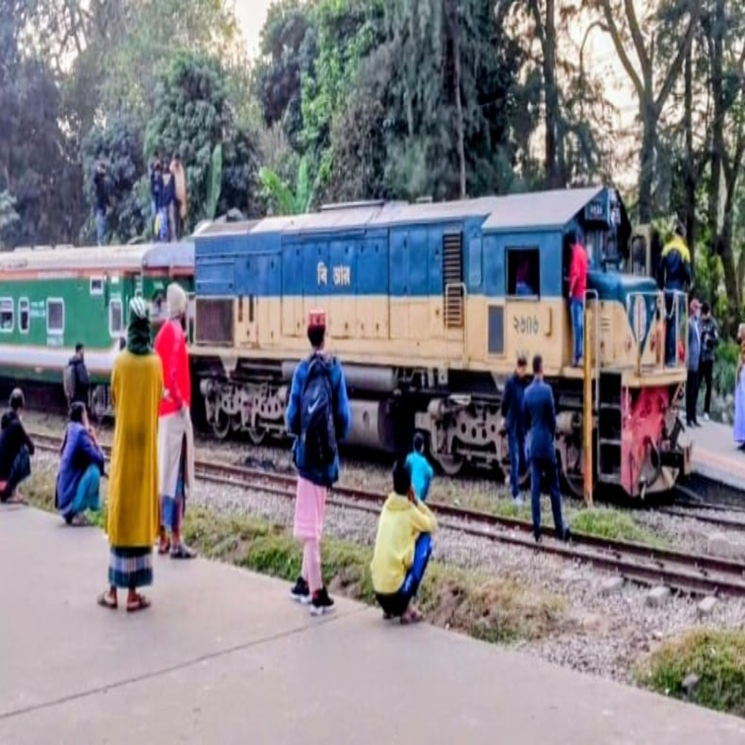 মালগাড়ির ইঞ্জিনে লাকসাম ছাড়লো মহানগর এক্সপ্রেস ট্রেন