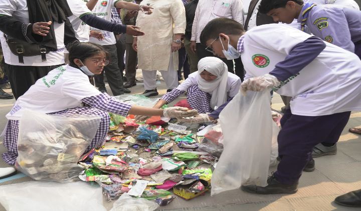 ঢাকায় ডিএনসিসির উদ্যোগে ময়লা কুড়ানোর প্রতিযোগিতা অনুষ্ঠিত