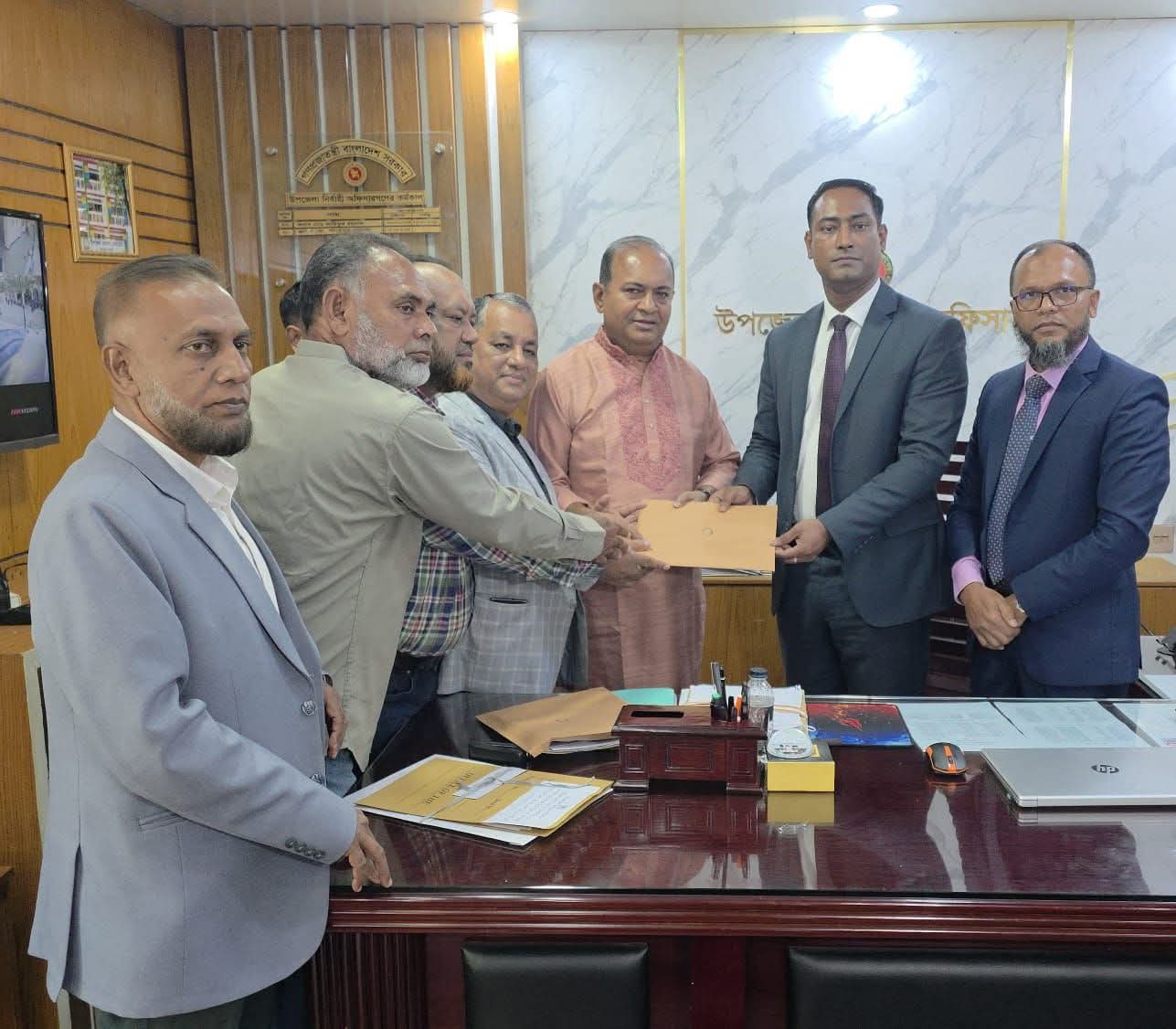 নোয়খালী- ৩ আসনে বরকত উল্লাহ বুলুর পক্ষে মনোনয়নপত্র সংগ্রহ