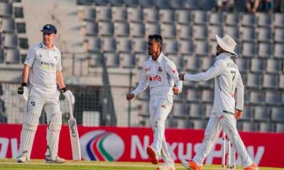 ৫ বোলার নিলেন ৮ উইকেট, আয়ারল্যান্ড ৯০ ওভারে ২৭০