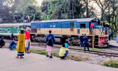 মালগাড়ির ইঞ্জিনে লাকসাম ছাড়লো মহানগর এক্সপ্রেস ট্রেন