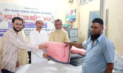 রূপগঞ্জে অসহায় ও দুস্তদের মাঝে ঈদ উপহার সামগ্রী বিতরণ