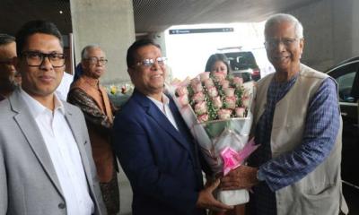 নিজ কর্মস্থলে সদ্য সাবেক প্রধান উপদেষ্টা ড.ইউনুস