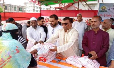 ডেমরায় সুবিধা বঞ্চিতদের মাঝে ঈদ উপহার সামগ্রী বিতরণ