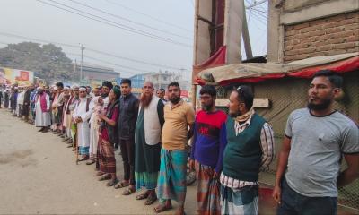 রূপগঞ্জে সরকার নির্ধারিত দামের চেয়ে দ্বিগুণ দামে এলপিজি বিক্রির প্রতিবাদে বিক্ষোভ ও মানববন্ধন
