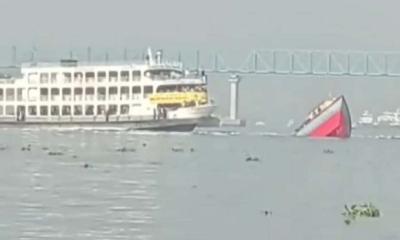 নারায়ণগঞ্জে লঞ্চের ধাক্কায় ডুবল বাল্কহেড