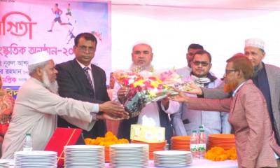 আড়াইহাজারে সাবেক প্রধান শিক্ষককে গণসংবর্ধণা