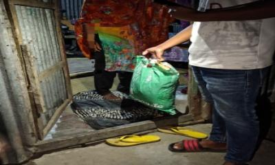 রূপগঞ্জে সেচ্ছাসেবীদের উদ্যোগে ঈদ সামগ্রী বিতরণ