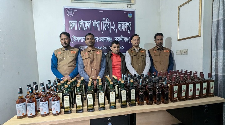 জামালপুরে খড়ের পালা থেকে ১১০ বোতল ভারতীয় মদ উদ্ধার করেছে পুলিশ