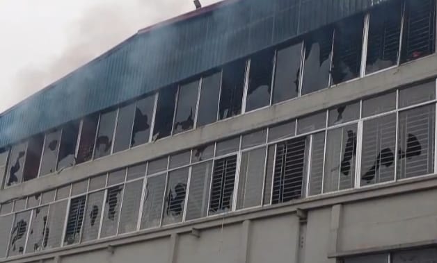 গাজীপুরের পূবাইলে কার্টুন কারখানায় আগুন