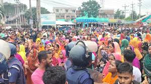 শ্রীপুরে বকেয়া বেতনসহ বিভিন্ন দাবিতে বন্ধ কারখানার সামনে শ্রমিক বিক্ষোভ