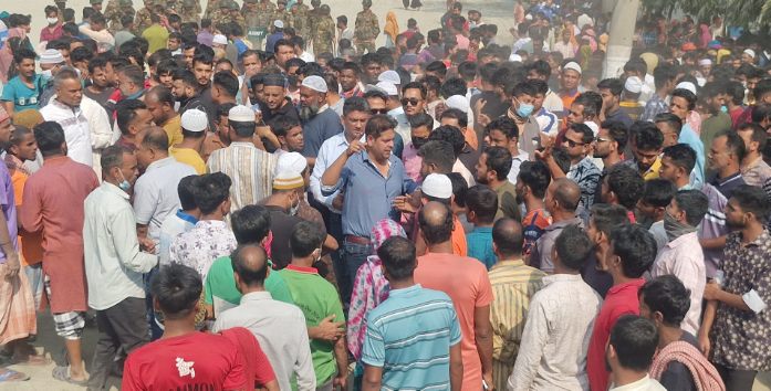 রূপগঞ্জে বকেয়া বেতনের দাবিতে মহাসড়ক অবরোধ, এমপির আশ্বাসে তুলে নিলো শ্রমিকরা