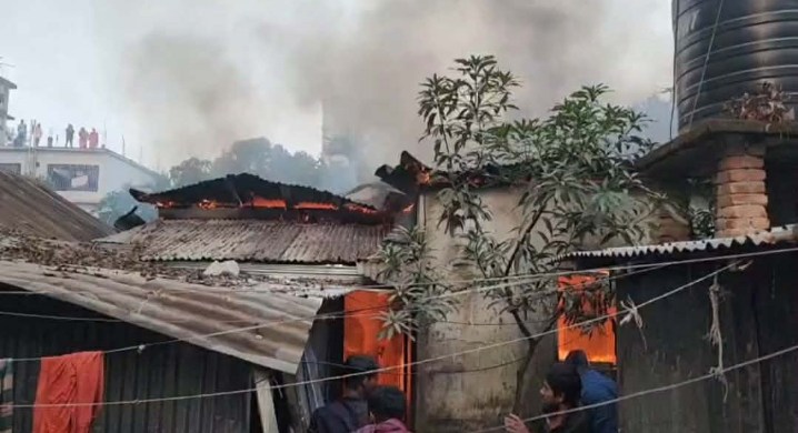শ্রীপুরে বৈদ্যুতিক শর্টসার্কিটে ভয়াবহ অগ্নিকাণ্ড, পুড়ে ছাই ১০ বসতঘর