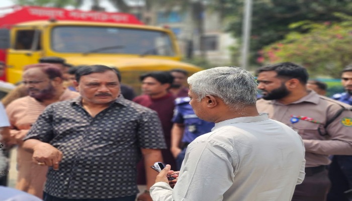 সিদ্ধিরগঞ্জে তেলের ডিপোতে জ্বালানী প্রতিমন্ত্রীর আকস্মিক পরিদর্শন