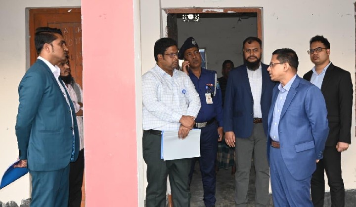 আড়াইহাজারে নির্বাচন কেন্দ্র পরিদর্শন করেন ডিসি