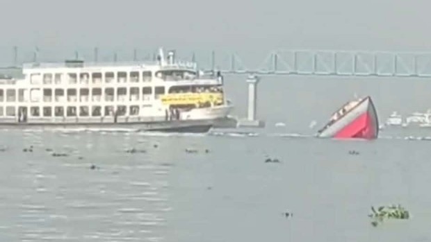 নারায়ণগঞ্জে লঞ্চের ধাক্কায় ডুবল বাল্কহেড