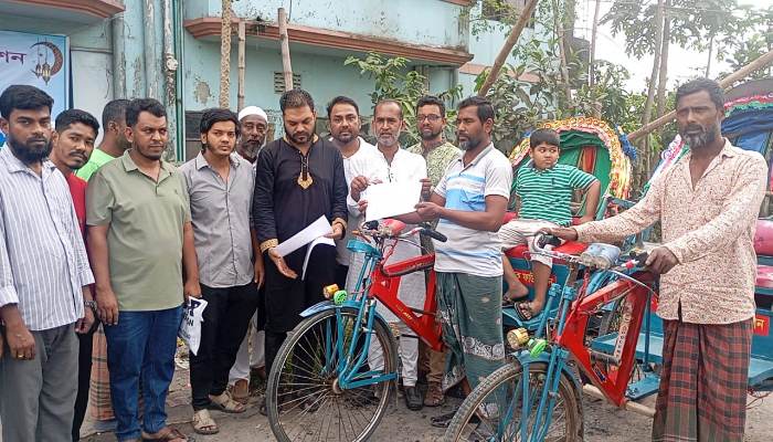 ডেমরায় অসহায়দের মাঝে ঈদ সামগ্রী বিতরণ